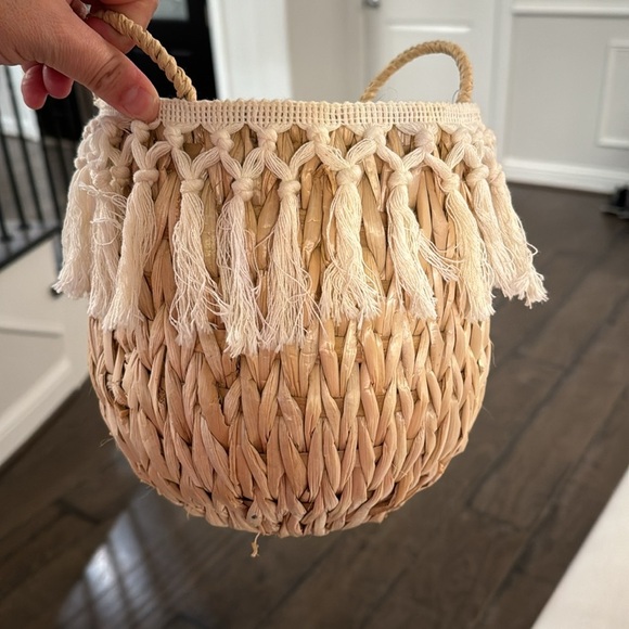 NWOT STRAW BASKET - Picture 10 of 17